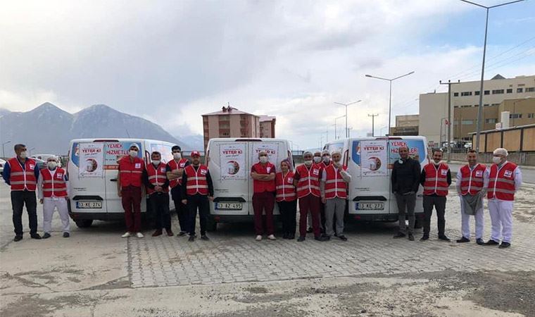 Karantina köylerine yardım ulaştırmayan Kızılay, Tatvan’da AKP’li belediye ile yemek yardımı yaptı