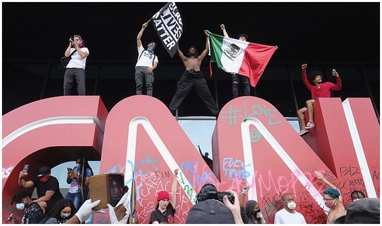 Öfkeli protestocular CNN binasına saldırdı!