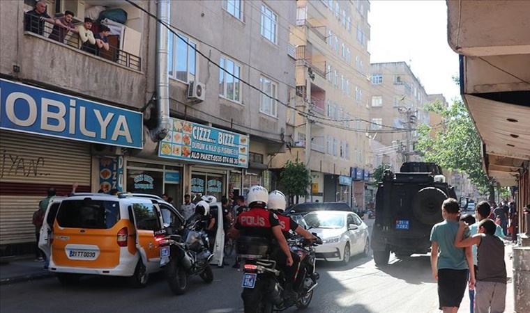 Diyarbakır'da silahlı saldırıya uğrayan polis memuru şehit oldu