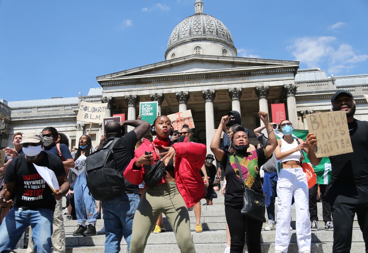 Londra’da binlerce kişi George Floyd için sokağa döküldü