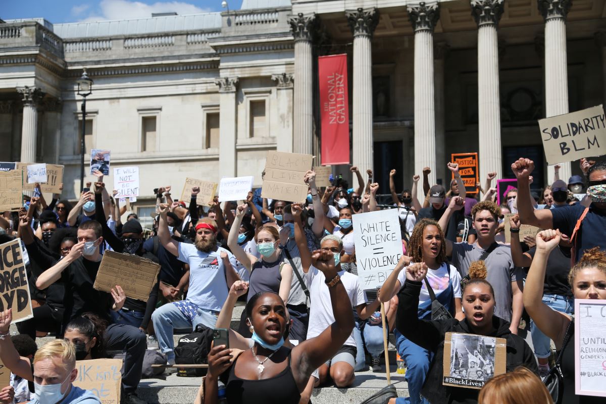 Londra’da binlerce kişi George Floyd için sokağa döküldü