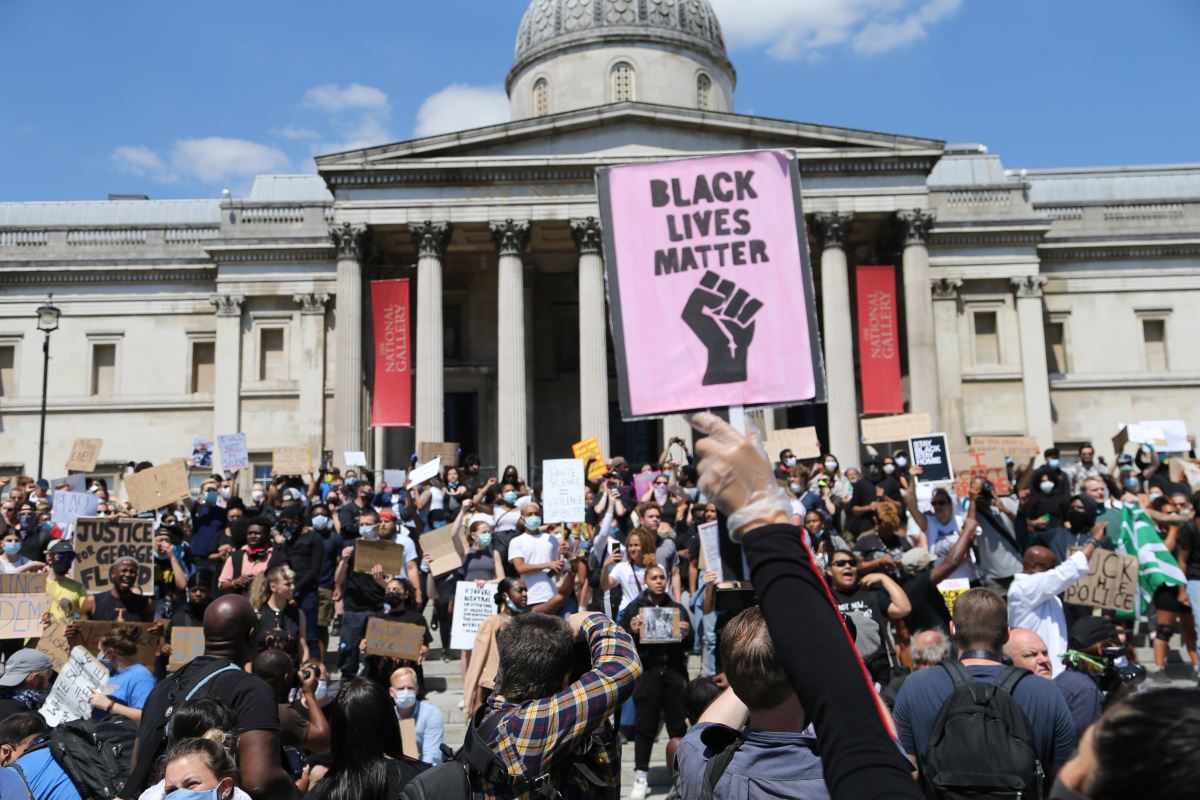 Londra’da binlerce kişi George Floyd için sokağa döküldü