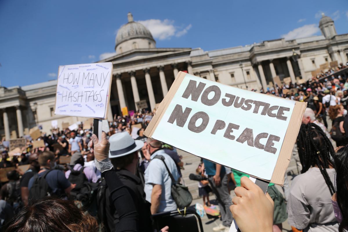 Londra’da binlerce kişi George Floyd için sokağa döküldü