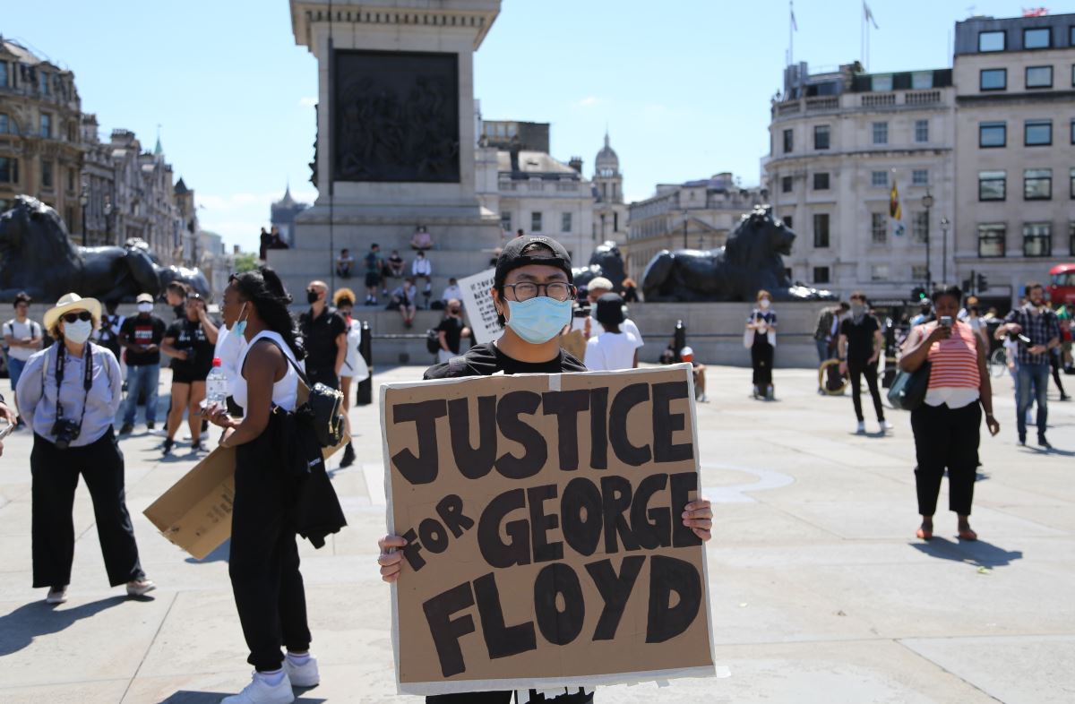 Londra’da binlerce kişi George Floyd için sokağa döküldü