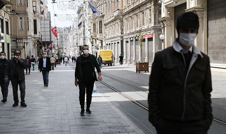 İstiklal Caddesi bugün...Bazı dükkanlar kepenk açtı