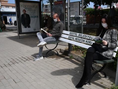 Parklarda yeni dönem: Sosyal mesafeli bank