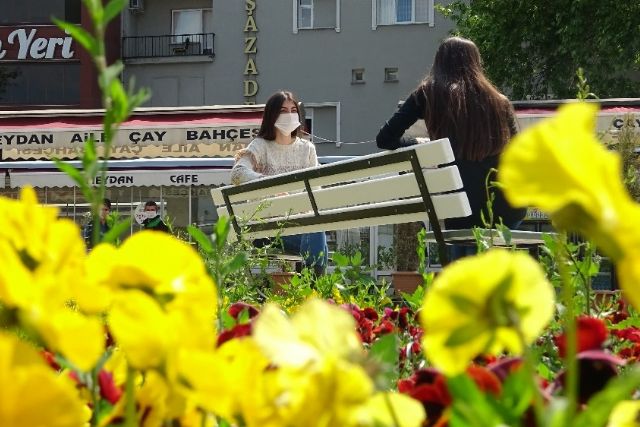 Parklarda yeni dönem: Sosyal mesafeli bank