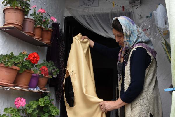 Evde kendiliğinden çıkan yangınlar anne ve kızını endişelendiriyor