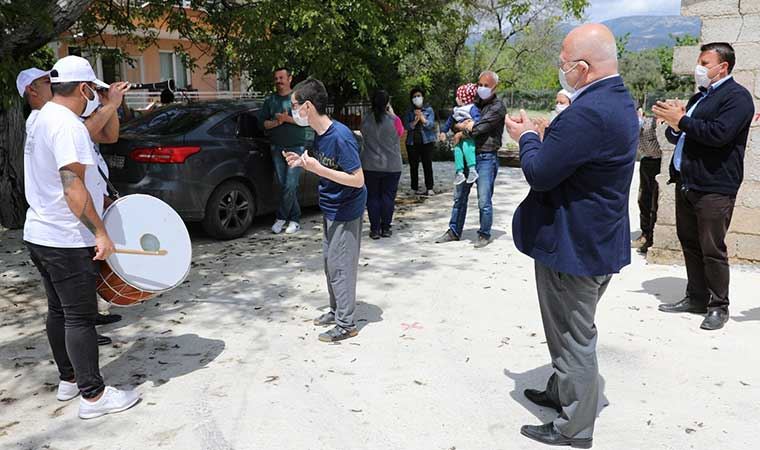 Başkan Gümüş’ten engelli gence sürpriz ziyaret