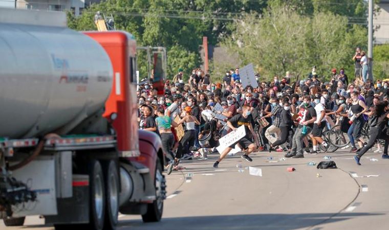 Minneapolis'te tanker sürücüsü, aracını otobanda toplanan binlerce protestocunun üzerine sürdü