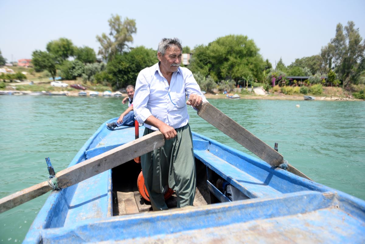 Su altında kalan mezarlığa sandalla giderek dua ediyorlar