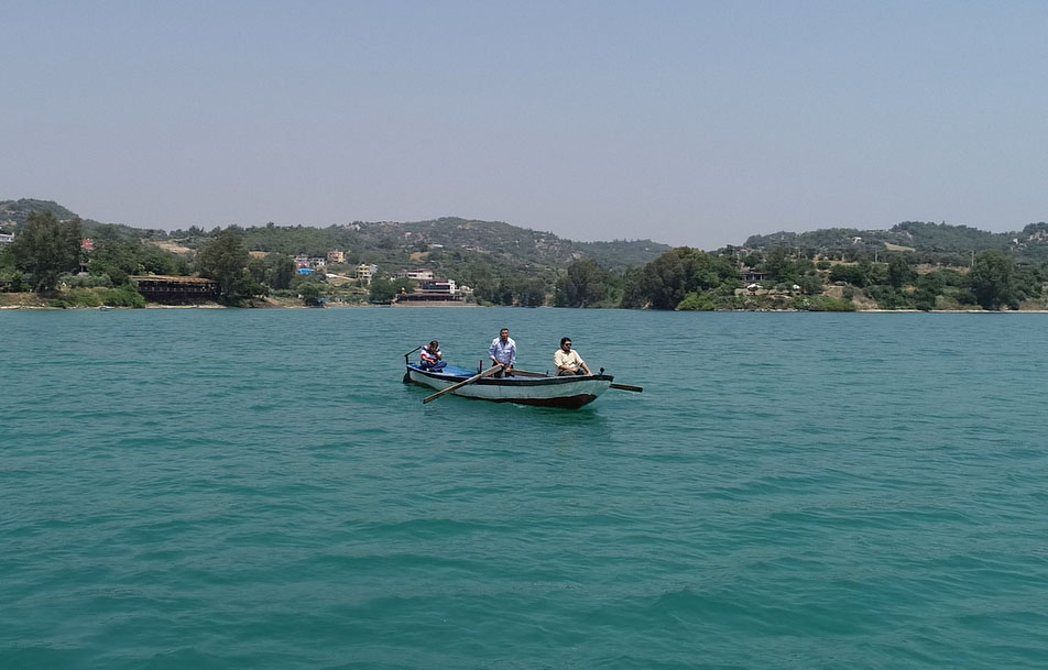 Su altında kalan mezarlığa sandalla giderek dua ediyorlar