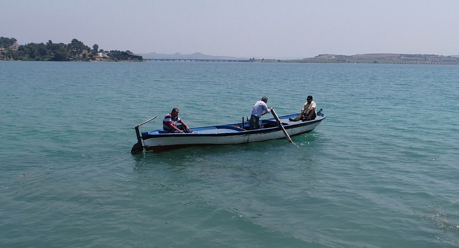 Su altında kalan mezarlığa sandalla giderek dua ediyorlar