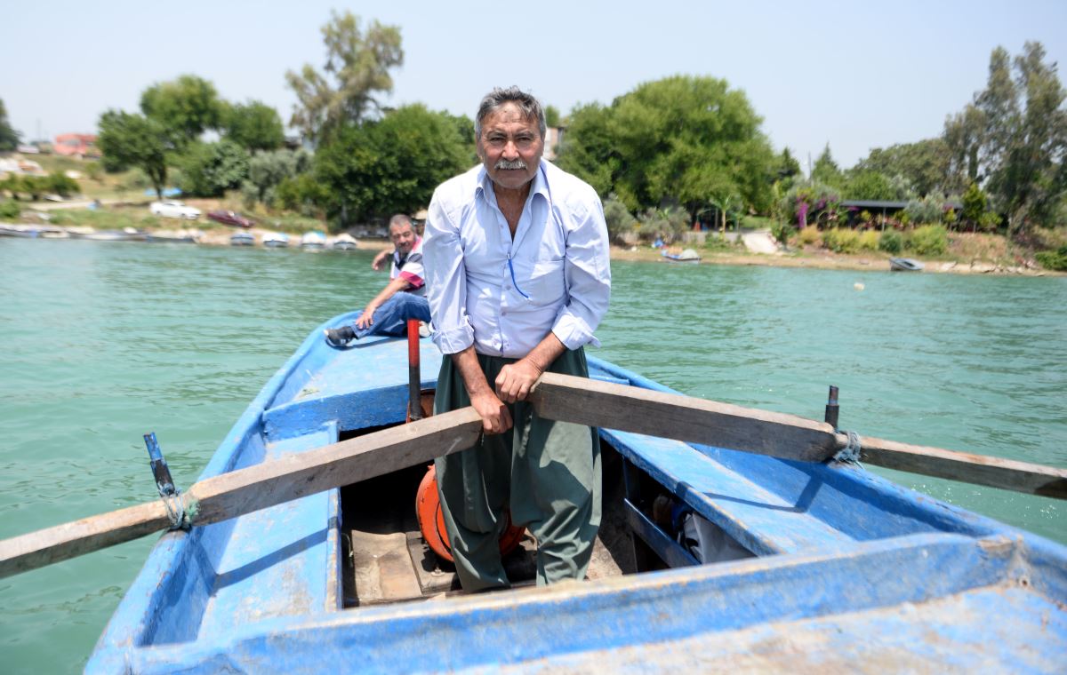 Su altında kalan mezarlığa sandalla giderek dua ediyorlar