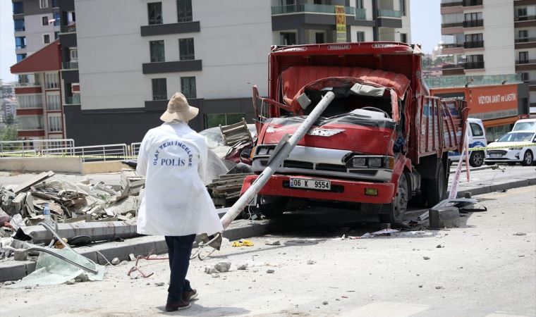 Freni boşalan kamyonet, ışıklarda bekleyen araçlara çarptı: 1 ölü 3 yaralı