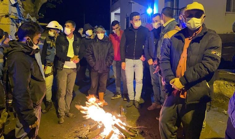 Deprem bölgesinde yurttaşlar geceyi ateş başında geçirdi