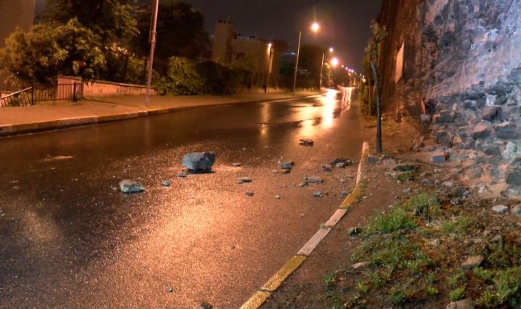 Fatih Topkapı'daki tarihi surlardan yola taş parçaları düştü