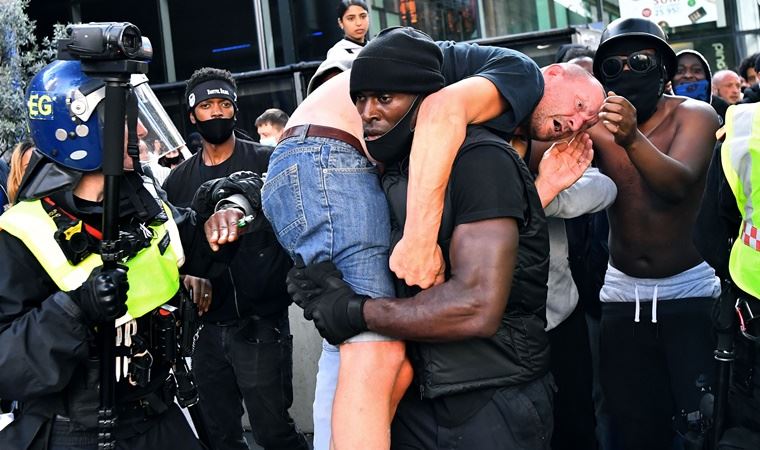 Londra'daki George Floyd protestolarının 'dayanışma' sembolü: Patrick Hutchinson