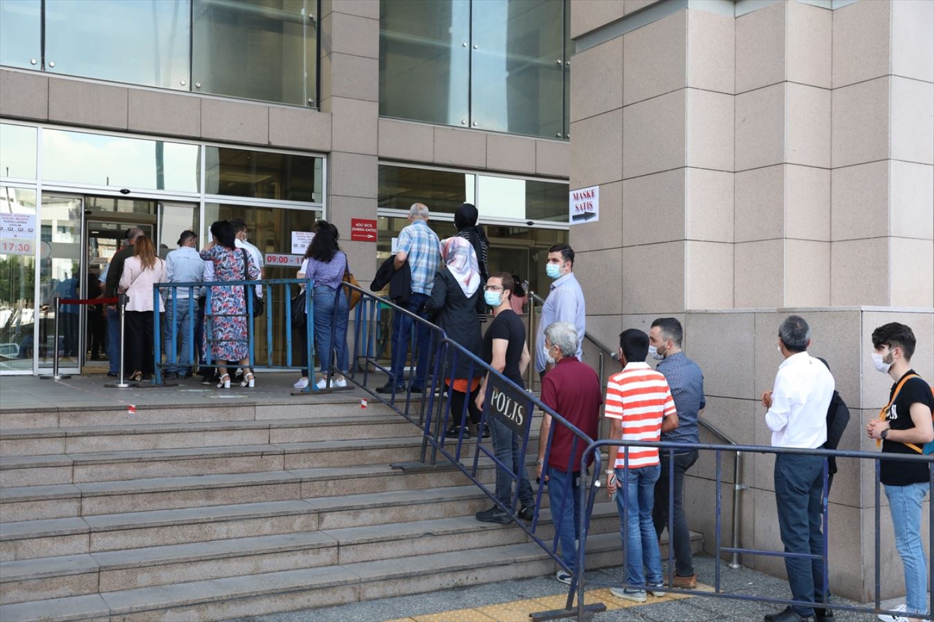 İstanbul'daki 3 büyük adliyede yoğunluk yaşanıyor