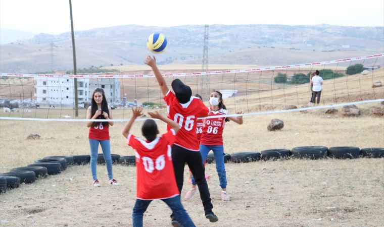 Voleybol Federasyonu'ndan çocuklara 'voleybol seti ve forma'