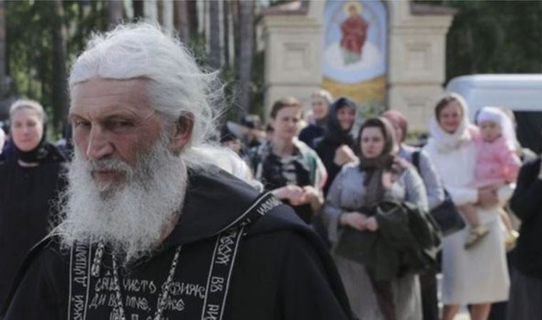 Koronavirüsü reddeden Rus Rahip, bir manastırı zorla ele geçirdi