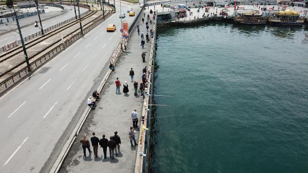 Galata Köprüsü’ne balıkçı akını