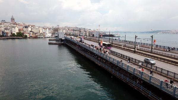 Galata Köprüsü’ne balıkçı akını