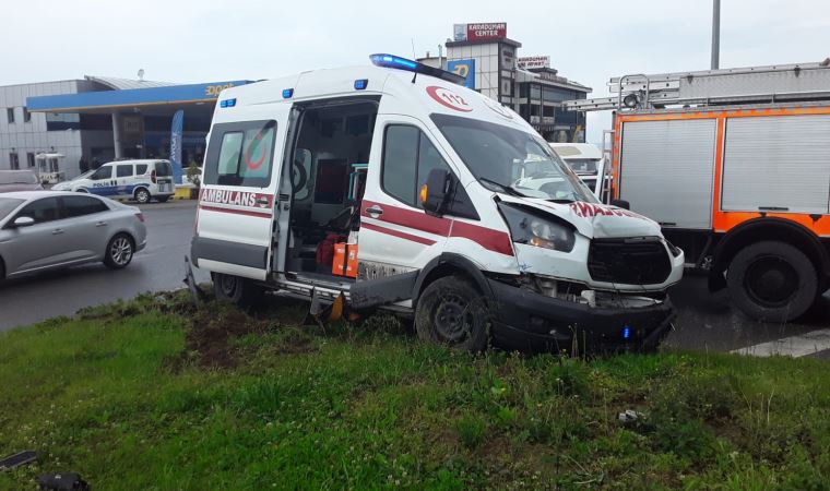 Ambulans ile otomobil çarpıştı: 1 ölü, 1 yaralı