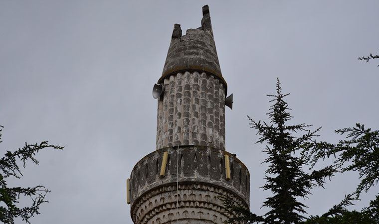 Yıldırım düşen caminin minaresi yıkıldı