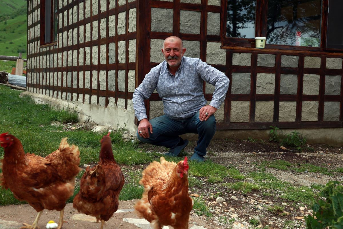 Yaylada tek başına yaşıyor