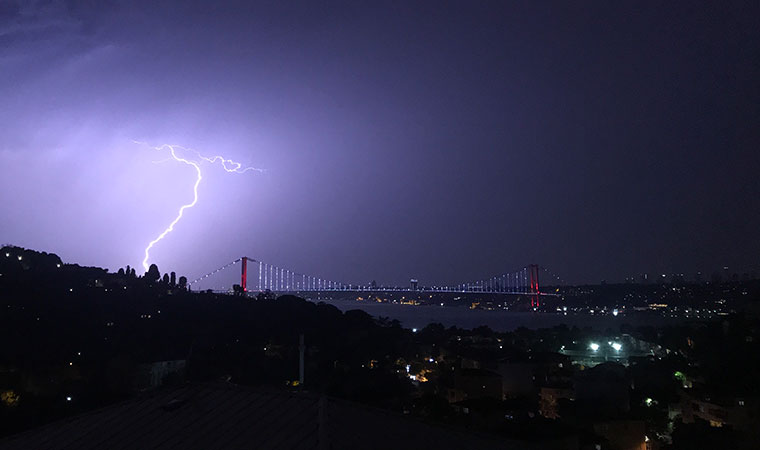 İstanbul'da şimşekler geceyi aydınlattı (20.06.2020)