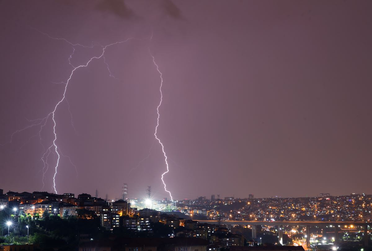 İstanbul'da şimşekler geceyi aydınlattı (20.06.2020)