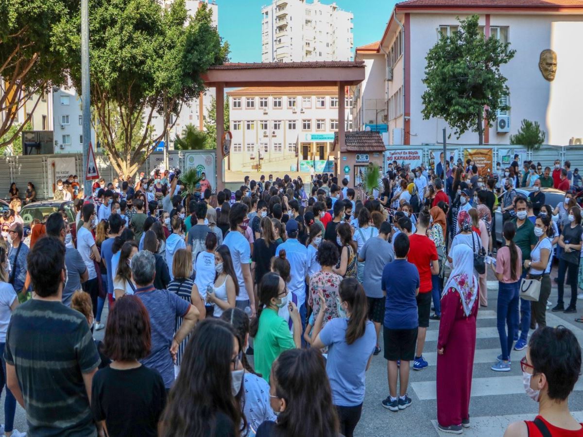 LGS’deki kalabalığa isyan ettiler