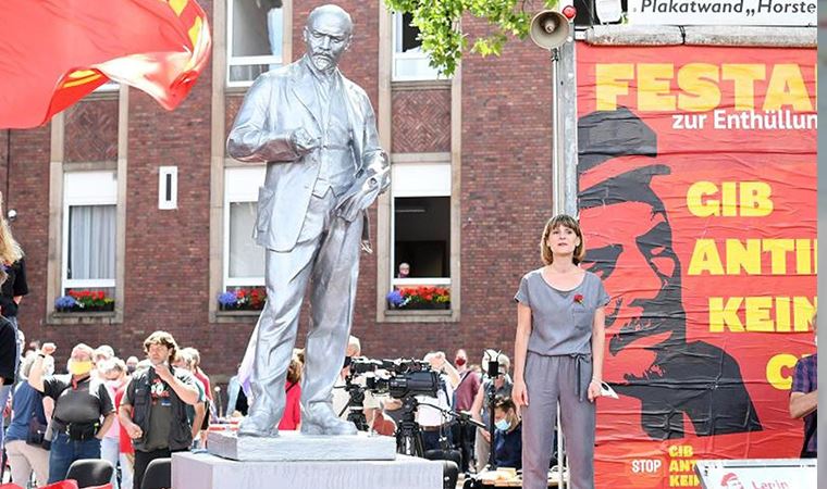 Almanya'da iktidara rağmen Lenin'in heykeli dikildi