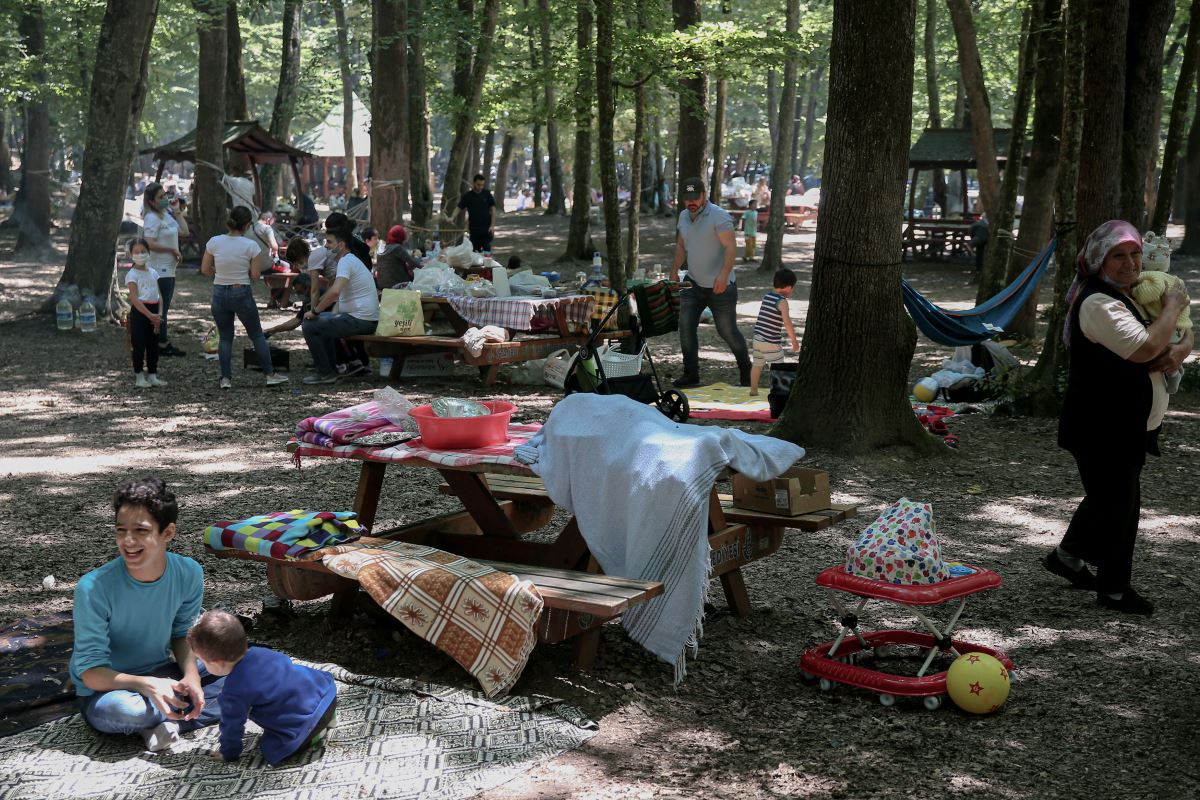 Babalar Günü'nde Belgrad Ormanı'na akın ettiler: uzun araç kuyrukları oluştu