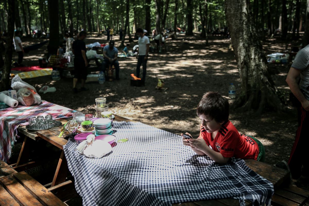 Babalar Günü'nde Belgrad Ormanı'na akın ettiler: uzun araç kuyrukları oluştu