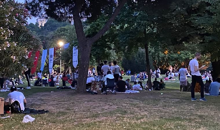 Maçka Parkı'nda vatandaşlar maskesiz ve sosyal masafeye uymadan dans edip, doğum günü kutladı