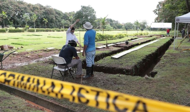 ABD'nin Panama'yı işgalinde ölen 19 kişinin mezarı, kimlik tespiti için açıldı