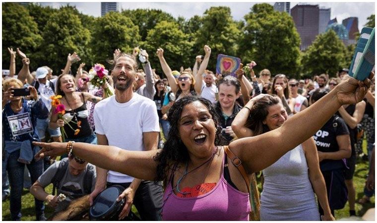 Hollanda’da yüzlerce kişi korona kısıtlamalarını protesto etti