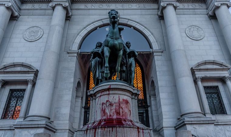 New York'ta Doğa Tarihi Müzesi önündeki Roosevelt heykeli kaldırılıyor