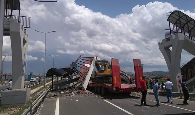 TIR'la taşınan iş makinesinin çarptığı üst geçit çöktü