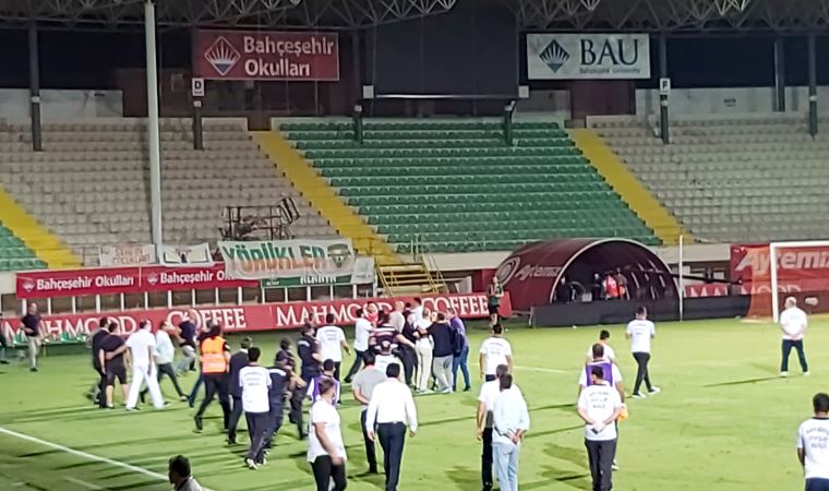 Trabzonspor Başkanı sahaya indi Alanyalılarla tartıştı