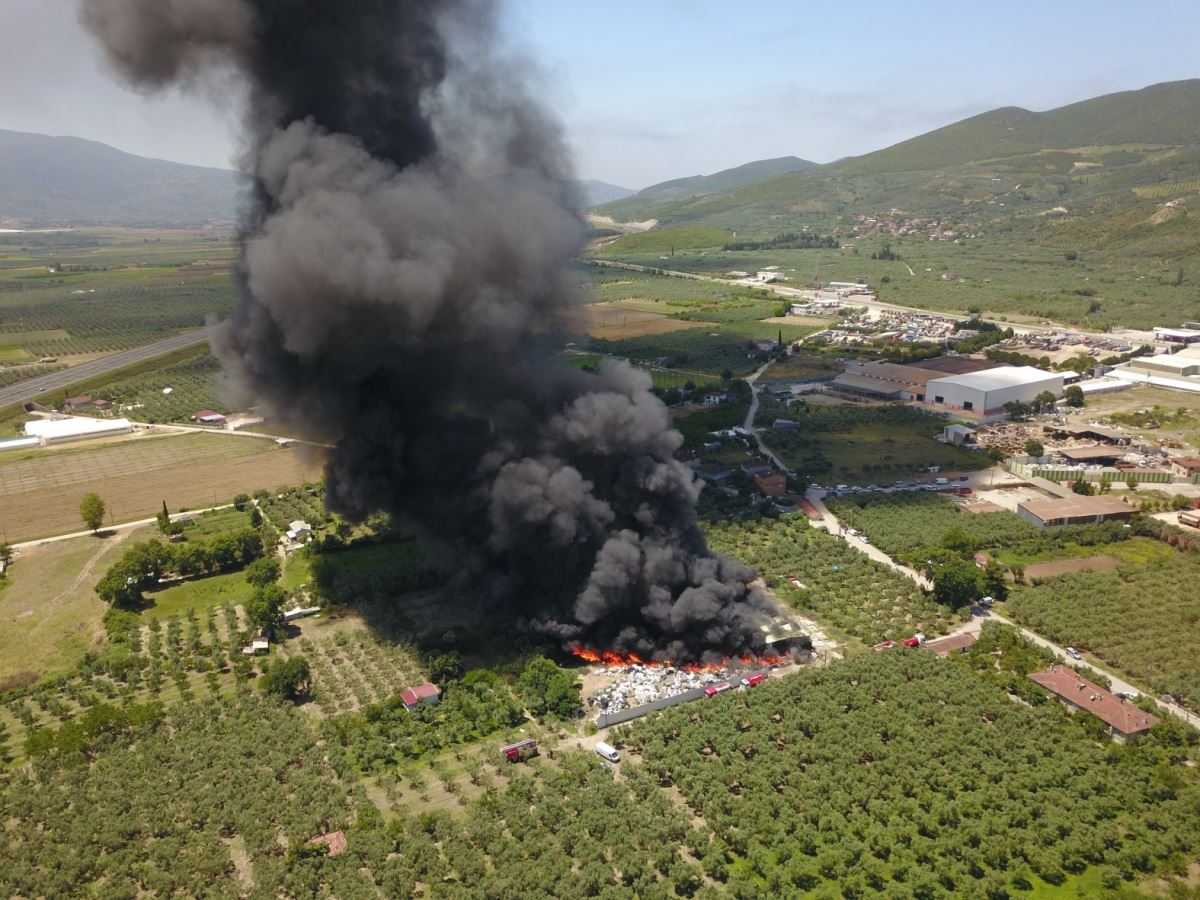 Bursa'da geri dönüşüm tesisi küle döndü