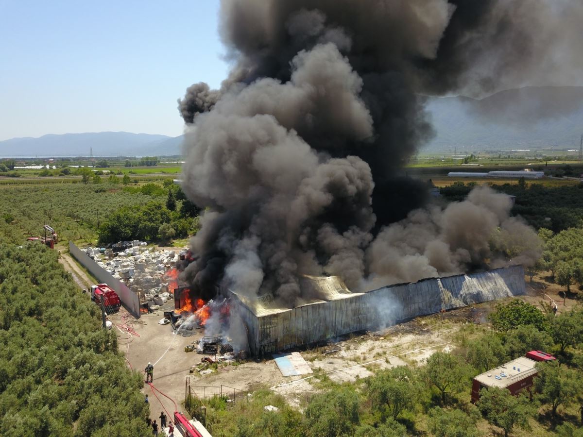 Bursa'da geri dönüşüm tesisi küle döndü