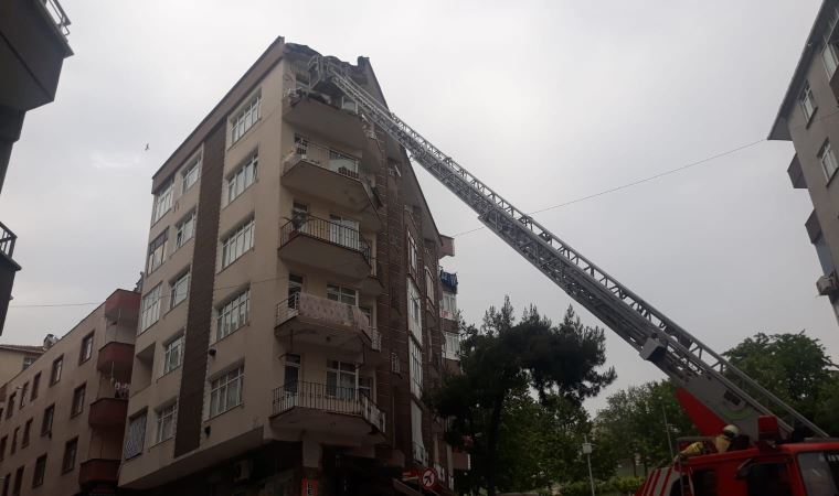 Güngören'de beş katlı binanın terasının bir kısmı çöktü