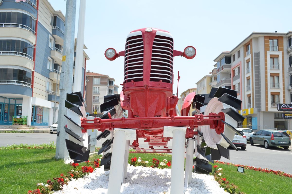 Tekirdağ’ın Süleymanpaşa ilçesinde  asırlık antika traktörler meydanlara süs oldu