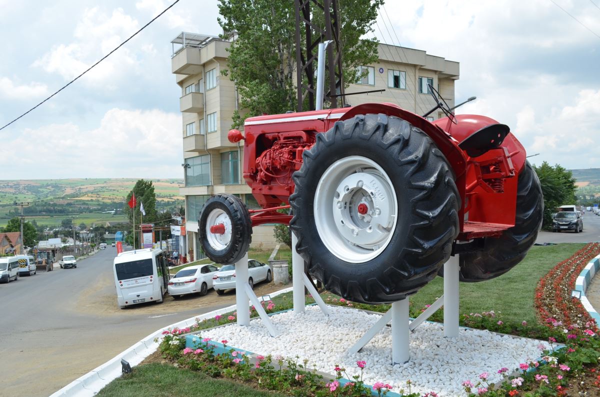 Tekirdağ’ın Süleymanpaşa ilçesinde  asırlık antika traktörler meydanlara süs oldu