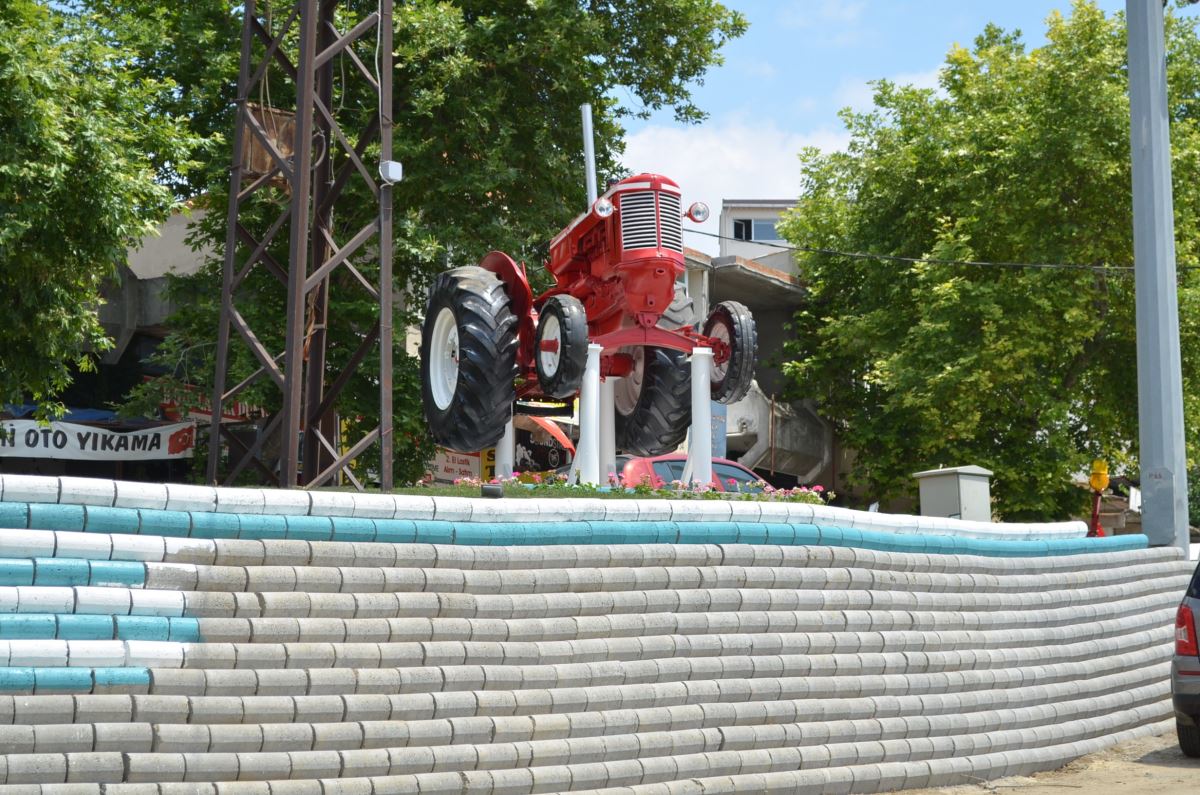 Tekirdağ’ın Süleymanpaşa ilçesinde  asırlık antika traktörler meydanlara süs oldu