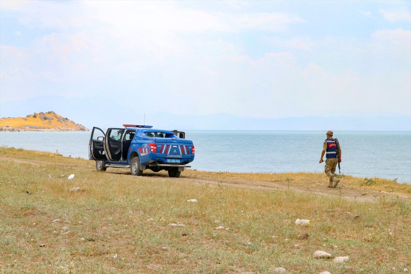 Van Gölü'nde bir teknenin kaybolduğu ihbarı üzerine başlatılan arama çalışması sürüyor