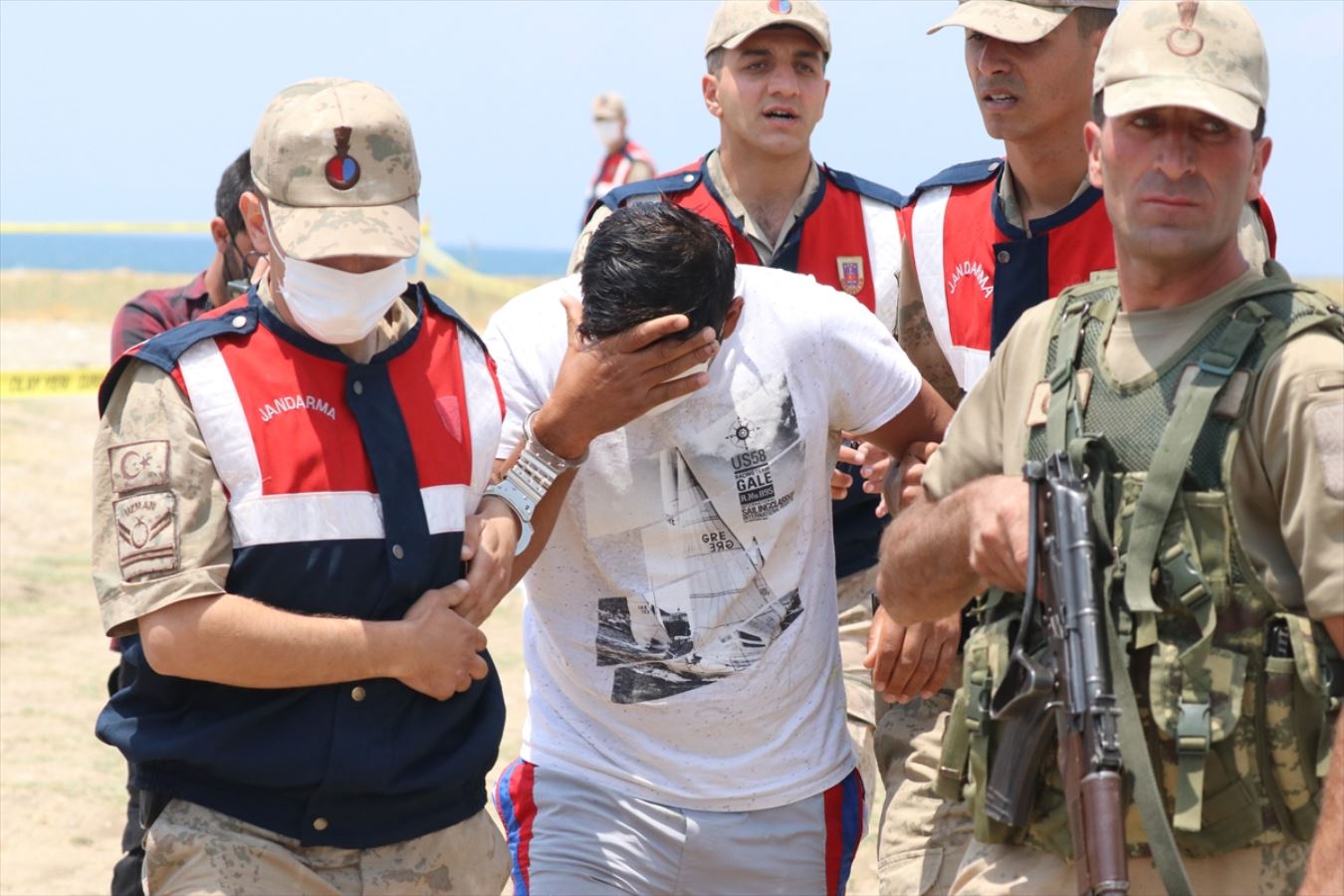 Van Gölü'nde bir teknenin kaybolduğu ihbarı üzerine başlatılan arama çalışması sürüyor